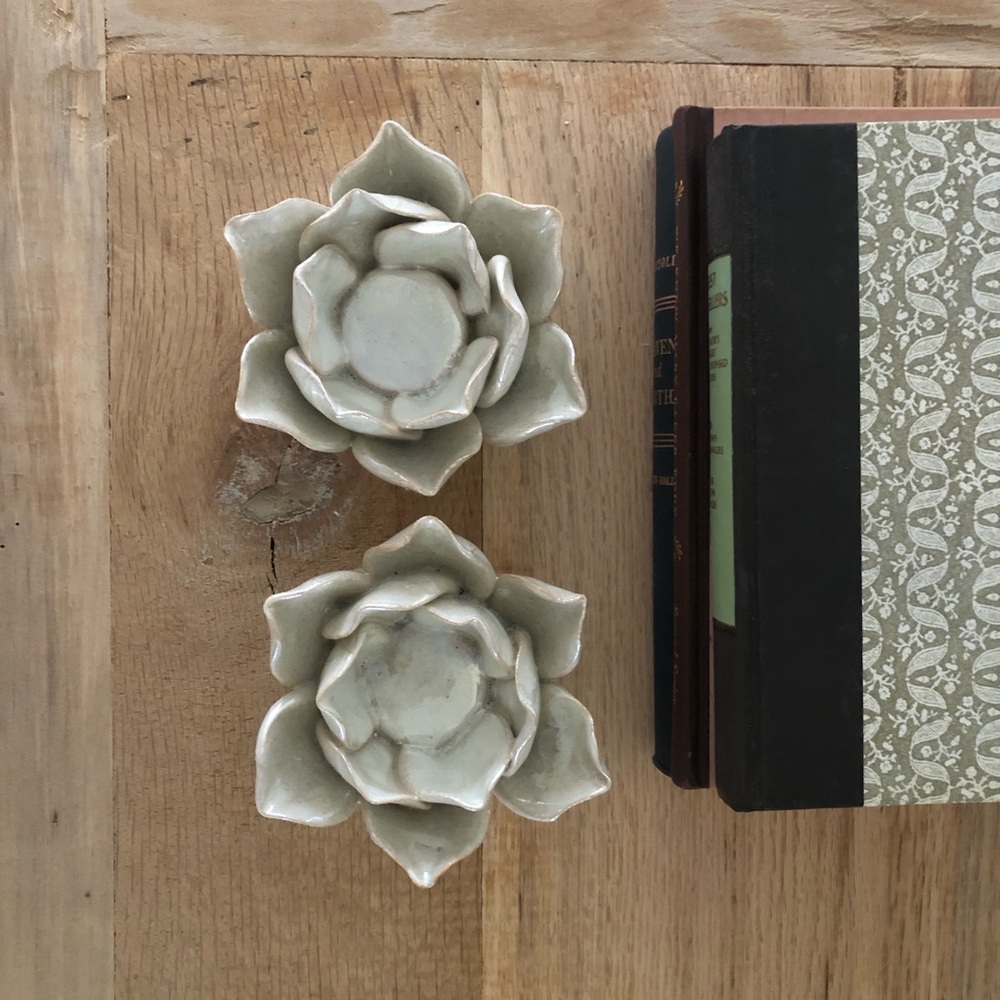 Iridescent clay flower tea light
